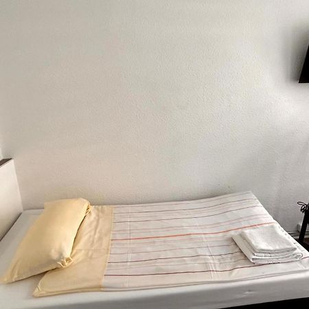 Modernes Apartment Mit 2 Schlafzimmern Und Privatparkplatz Nahe Innenstadt Neumunster Bagian luar foto