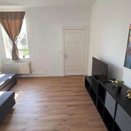 Modernes Apartment Mit 2 Schlafzimmern Und Privatparkplatz Nahe Innenstadt Neumunster Bagian luar foto