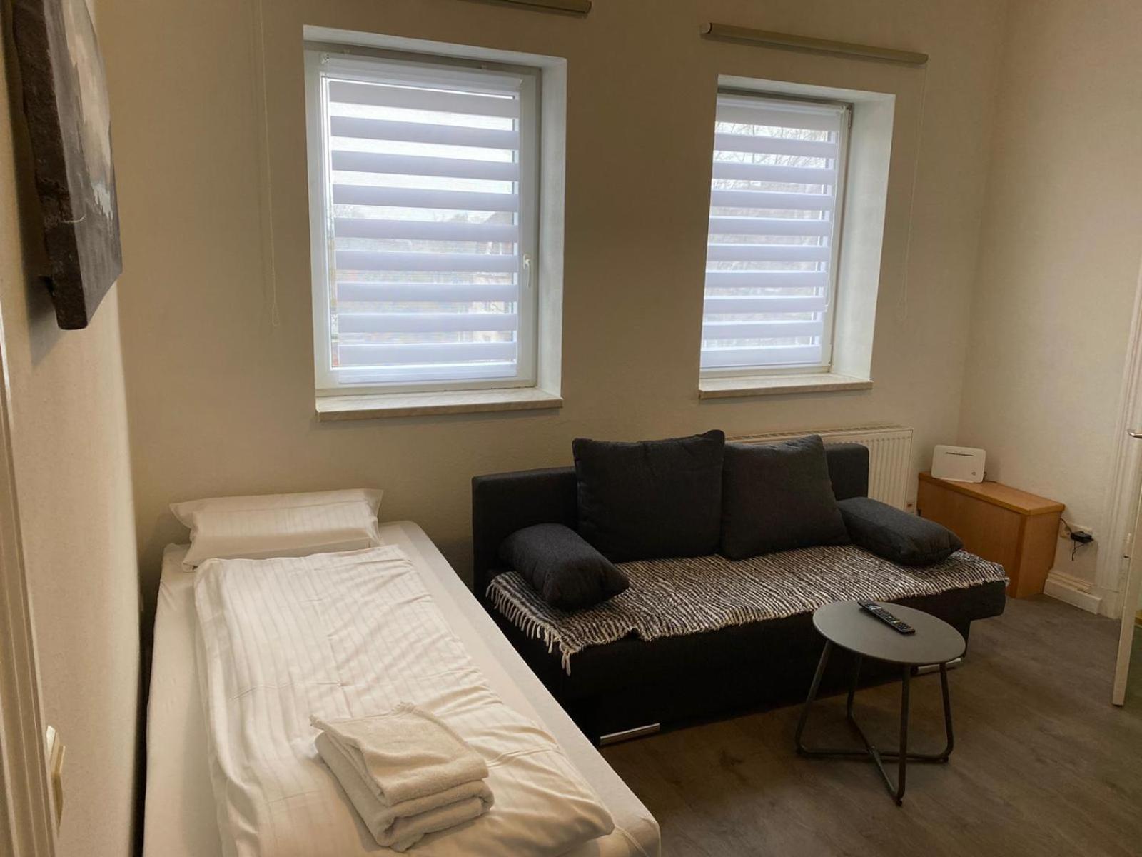 Modernes Apartment Mit 2 Schlafzimmern Und Privatparkplatz Nahe Innenstadt Neumunster Bagian luar foto