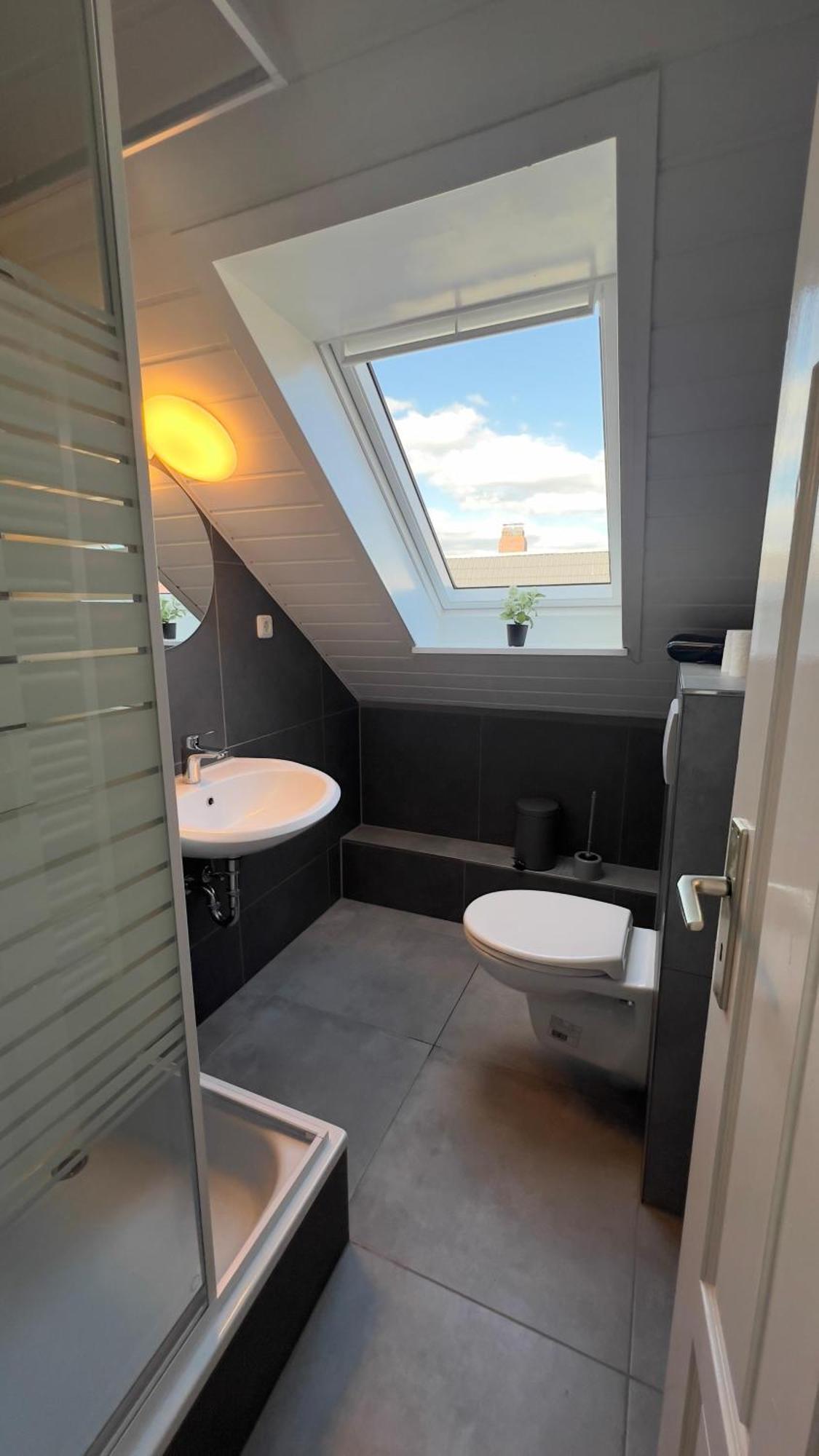 Modernes Apartment Mit 2 Schlafzimmern Und Privatparkplatz Nahe Innenstadt Neumunster Bagian luar foto