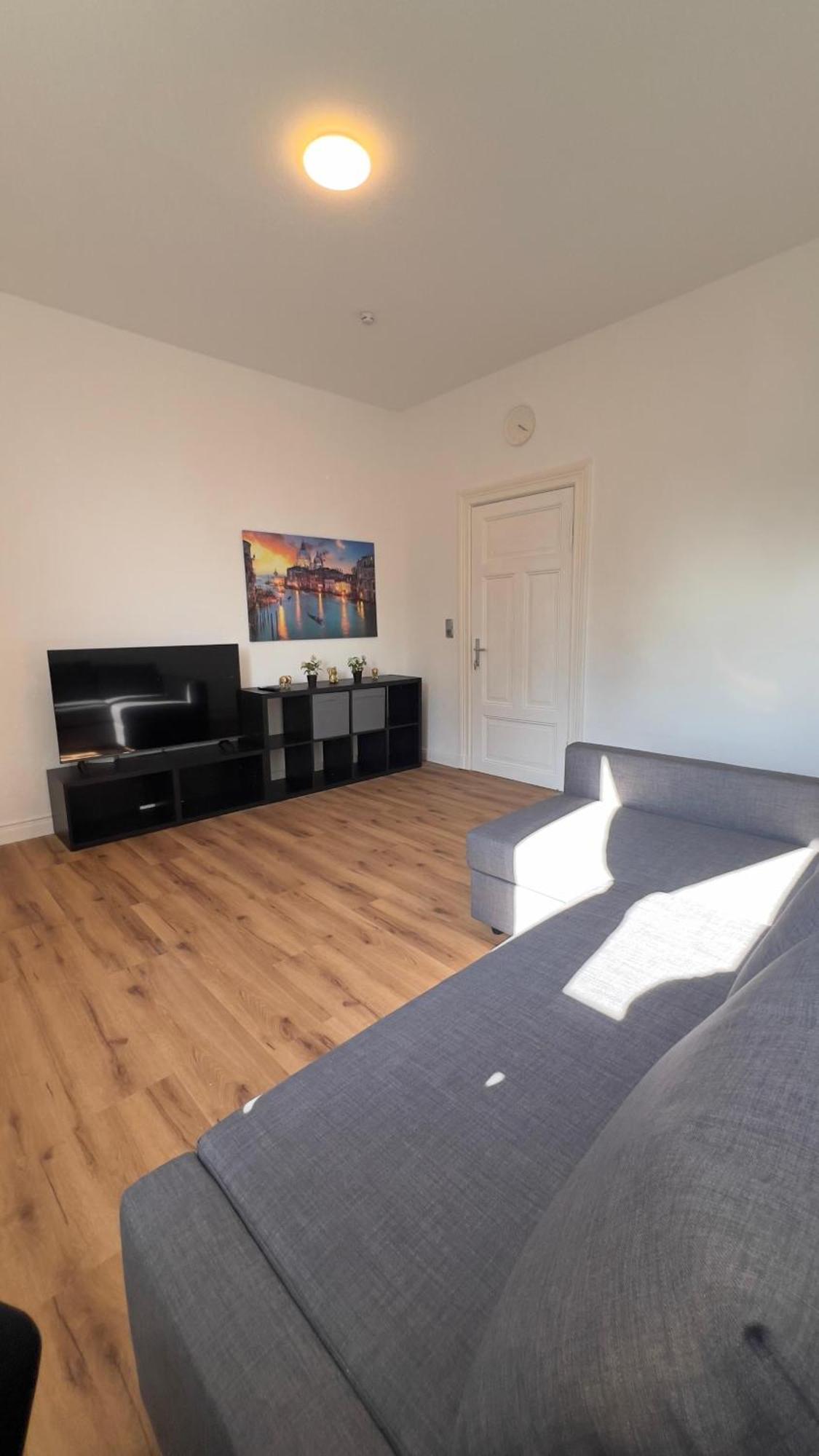 Modernes Apartment Mit 2 Schlafzimmern Und Privatparkplatz Nahe Innenstadt Neumunster Bagian luar foto