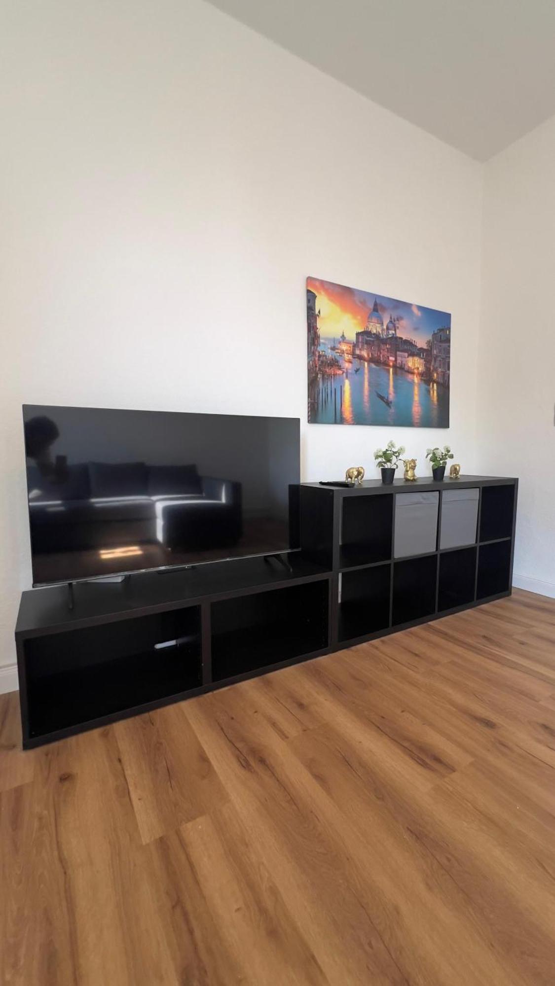 Modernes Apartment Mit 2 Schlafzimmern Und Privatparkplatz Nahe Innenstadt Neumunster Bagian luar foto