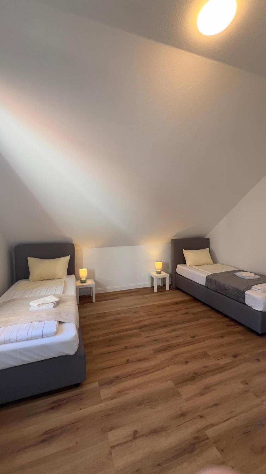 Modernes Apartment Mit 2 Schlafzimmern Und Privatparkplatz Nahe Innenstadt Neumunster Bagian luar foto